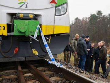 Туск: Взривът на железопътната линия към Украйна е безпрецедентен саботаж