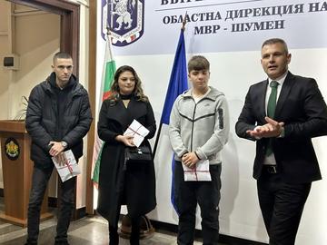 Служителите на ОД на МВР - Шумен и РДПБЗН - Шумен подпомогнаха децата на загинали свои колеги. Снимка: ОД на МВР – Шумен.