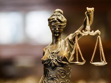 Осъдиха Петьо Еврото на 2556 евро глоба и оттеглиха европейската заповед за ареста му