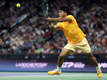 Алкарас потрепери и даде сет, преди да прекрачи в осминафиналите