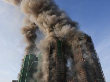 Огнен ад в Хонконг: Пожар пламна във висока жилищна сграда, 13 са загиналите