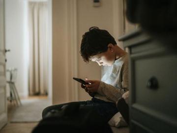 Оставете екраните настрана: Успокояването на дете чрез смартфон вреди на емоциите му