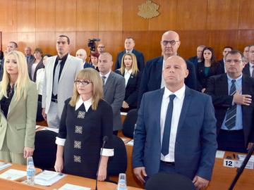 Махат химна на България в началото на заседанията на Общинския съвет