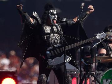 Вокалистът на легендите от KISS Джийн Симънс катастрофира след припадък зад волана