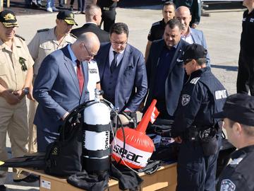 Правителството няма да ограничава производството на домашно вино и ракия
