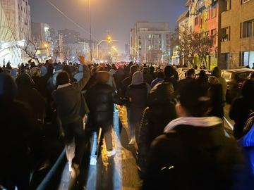 Иран предупреди протестиращите, че "силите за сигурност държат пръста си на спусъка"