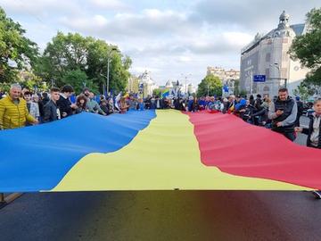 Хиляди участват в мирно шествие в Букурещ в подкрепа на европейските ценности