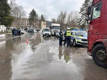 Полицията извършва проверки по метода на широкообхватен контрол в село Веселиново