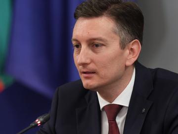 Министър Василев обяви ново приложение за цените и рокади в "Информационно обслужване"