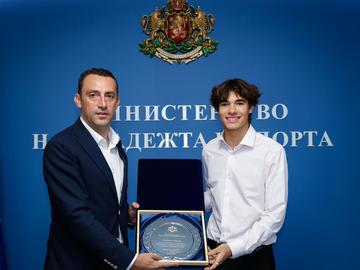 Спортният министър награди Никола Цолов за постиженията му във Формула 3