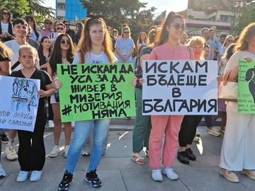 Младите медици подновяват протестите заради заплатите, предлаганият ръст е "подигравка"
