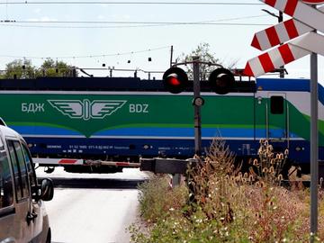 Влак помете каруца в Сливен. Има двама загинали