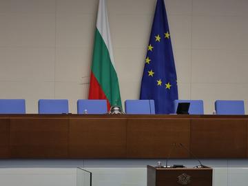 Румен Миланов удря звънеца на 52-рото НС, Михаела Доцова се очаква да го оглави