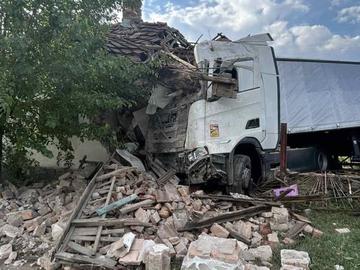 Камион помете мантинела и се заби в къща край Монтана