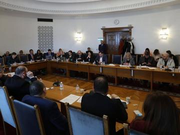 Правната комисия реши и на второ четене: До 20 секции в чужбина