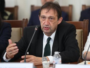 Министър Шишков взима АПИ на "ръчно управление"