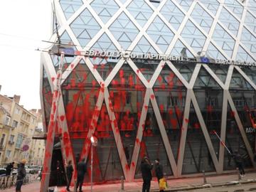 Съдът прекрати делото за червената боя по Дома на Европа в София и го върна на прокуратурата