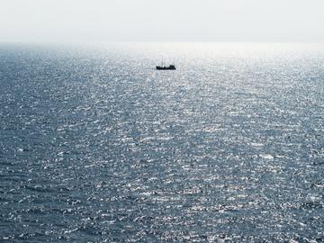 Риболовен кораб с трима на борда изчезна край Созопол