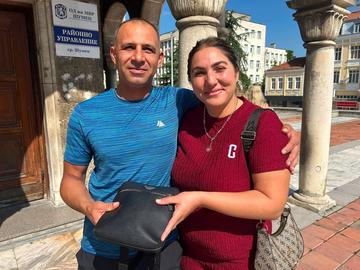 Михаил Михалов и жена му днес получиха парите си. Снимка: ОД на МВР-Шумен