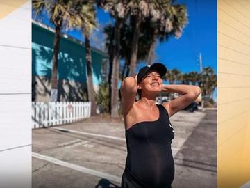 Слънчевата Ивет Лалова по-красива от всякога в напреднала бременност