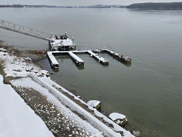 Баржа потъна частично край Гюргево и замърси района на Дунав с нефт