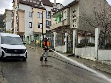 Започнаха да мият улиците в Шумен