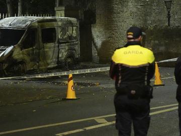 Aнтиимигрантски протести в Дъблин, замеряха униформените с камъни