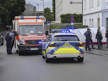 Мъж се вряза с автомобил в група хора в германския град Пасау
