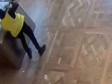 Показаха за първи път кадри от зрелищния обир в Лувъра, заснети от камерите в музея