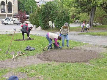 В градинката пред надписа ще има три кръга от цветя