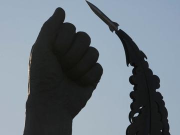 Снимки показаха мащабни щети от ирански удари по американски бази в Близкия изток