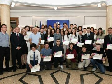 Рекордните 42 научни проекта, разработени от 55 ученици, участваха в конкурса "Млади таланти" на МОН