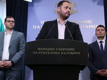 ПБ връщат машинния вот и свалят ограниченията от 20 секции в страни извън ЕС