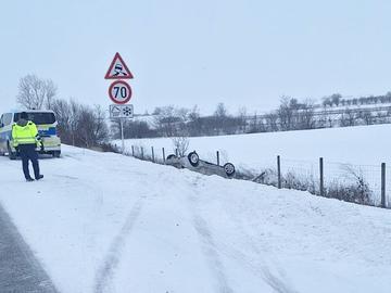 Мерцедес се преобърна в канавка на АМ „Хемус“ край Шумен