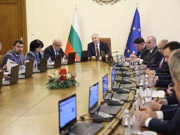 Кабинетът прие бюджетните закони, вдигането на осигуровките се отлага с година