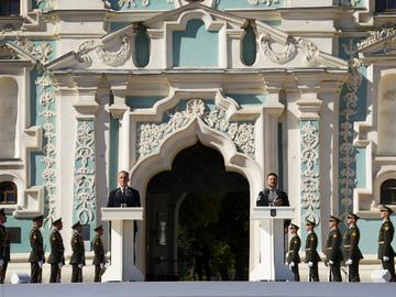 Украйна отбелязва националния си празник, Зеленски тържествено посрещна премиера на Канада