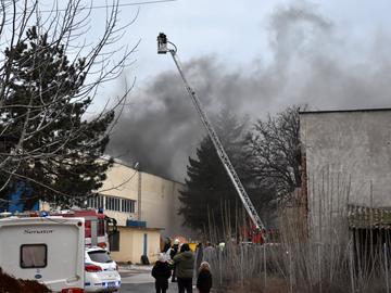 Голям пожар избухна в склад за батерии в Хасково