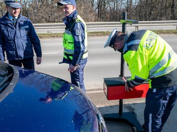 Засякоха 73 автомобила със заслепяващи фарове и 11 - с шум над нормите