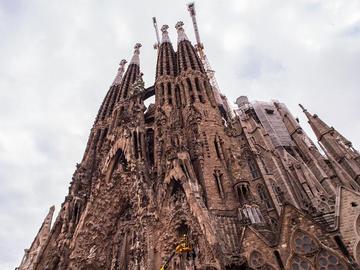 „Саграда Фамилия“ стана най-високата църква в света