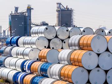 Цената на петрола надхвърли 100 долара за барел за първи път от близо 4 години