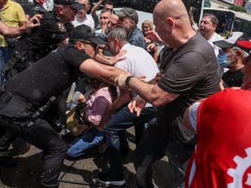 Сблъсъци с водни оръдия и арест на опозиционен кмет "взривиха" Измир
