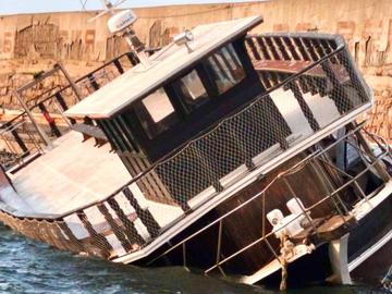 Туристически кораб потъна в Созопол заради силния вятър