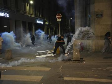 Сблъсъци с полицията, палежи и насилие в няколко френски града след изборите