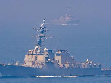Иран атакува американски кораби, САЩ отвърнаха с огън по наземни военни обекти