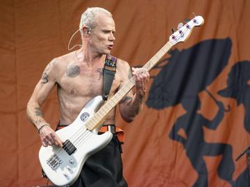 Басистът на Red Hot Chili Peppers издаде джаз албум