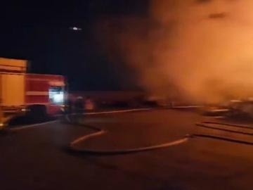 Голям пожар избухна в база за вторични суровини в Сливен
