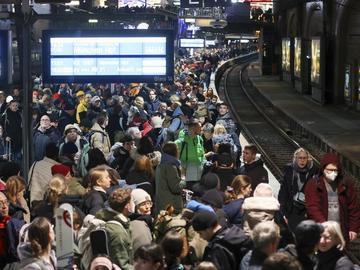 Няколко души са тежко ранени при нападение с нож на централната гара в Хамбург