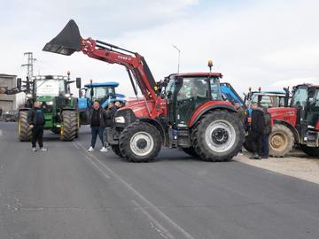 Протестът разцепи земеделците, производители на картофи блокираха пътя за Гърция