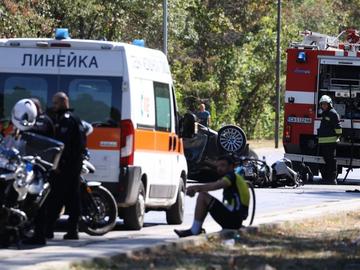Кола се обърна по таван след удар с мотор на столичен булевард, загинаха шофьорите