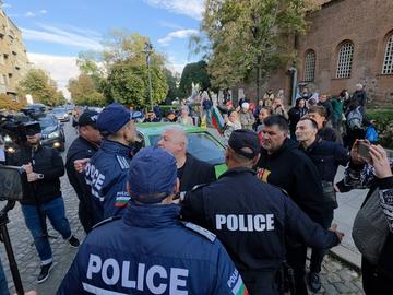 "Тук не е Петрохан": Протест, контрапротест и много полиция пред Столична община